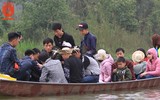 Bất chấp nguy hiểm, thuyền chở 40 người trên suối Yến